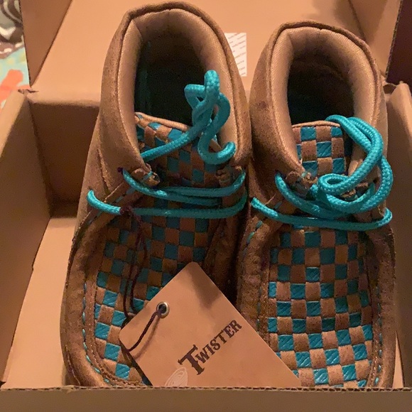 NWT Toddler Chukka Booties, size 7. - Picture 2 of 5